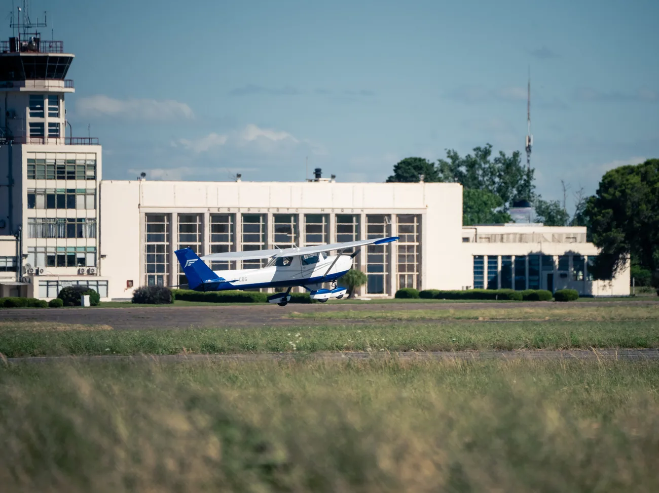 Avión de ProFlight frente a la torre de control del Aeródromo de Morón