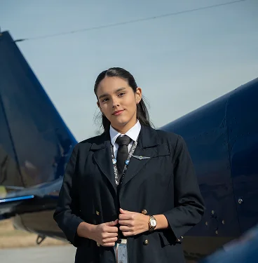 Alumna de ProFlight con uniforme de piloto en el aeródromo